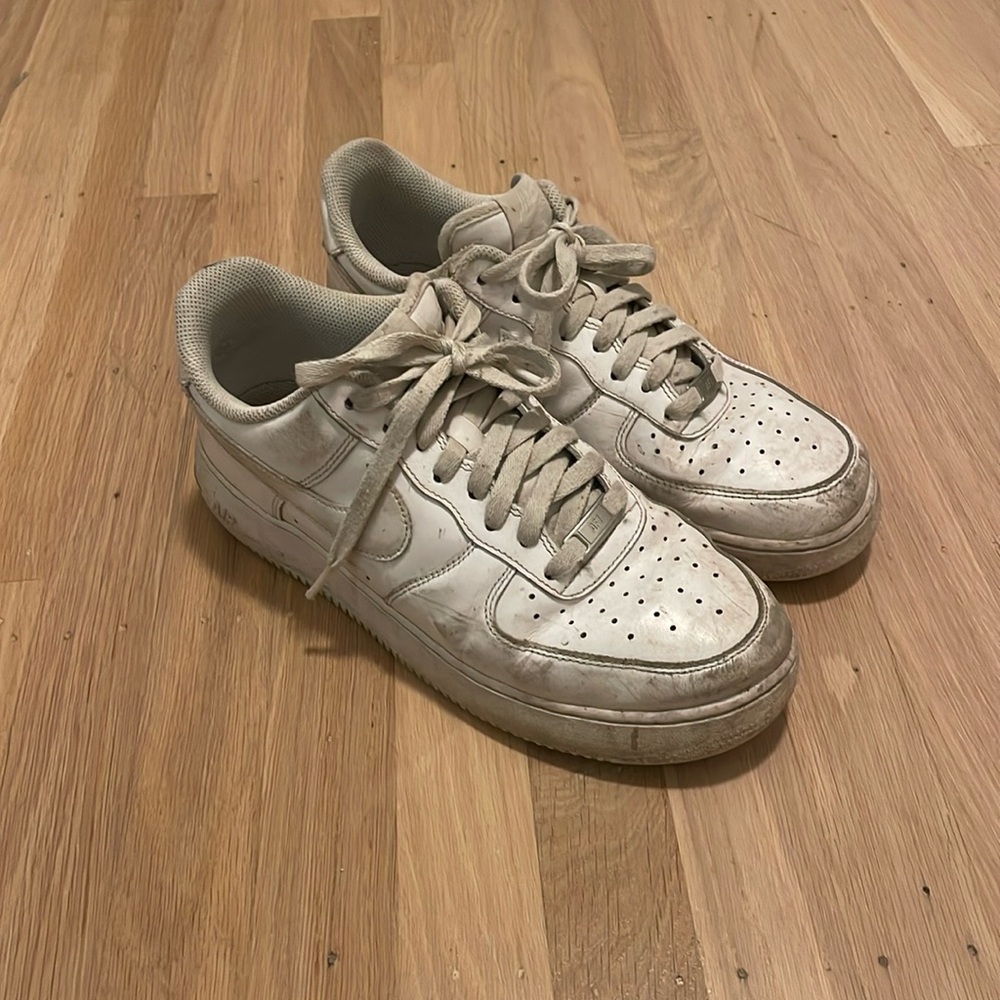 White beat up air force 1s with box